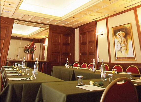 B4 Grand Hotel Lyon ليون