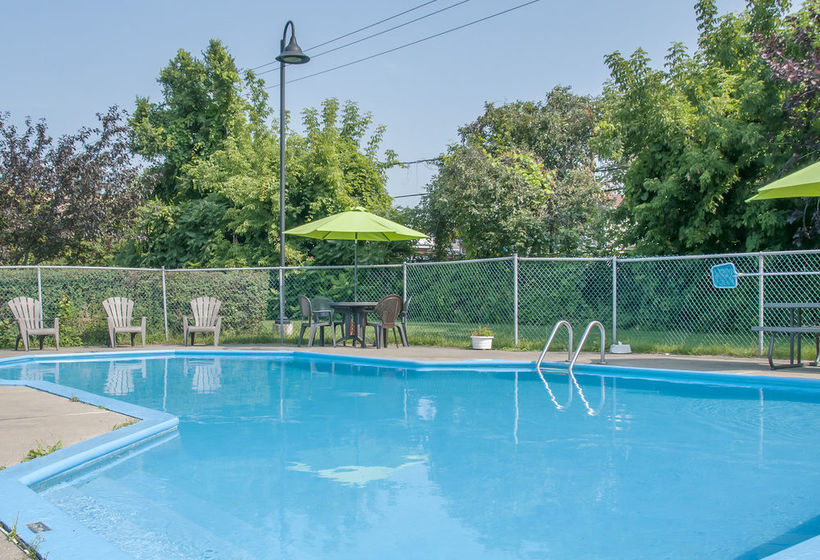 Hotel Econo Lodge Laval